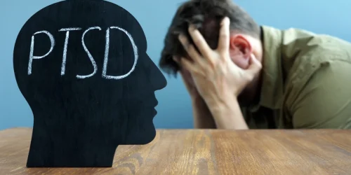 Person experiencing emotional distress beside a PTSD awareness graphic, representing common symptoms of post-traumatic stress disorder such as intrusive memories, anxiety, and emotional overwhelm.